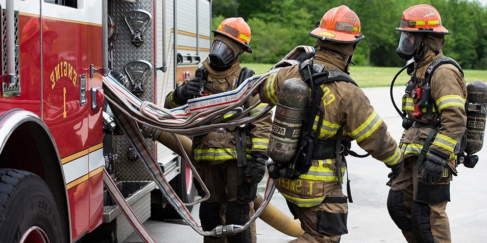 Firefighter students working with fire hoses